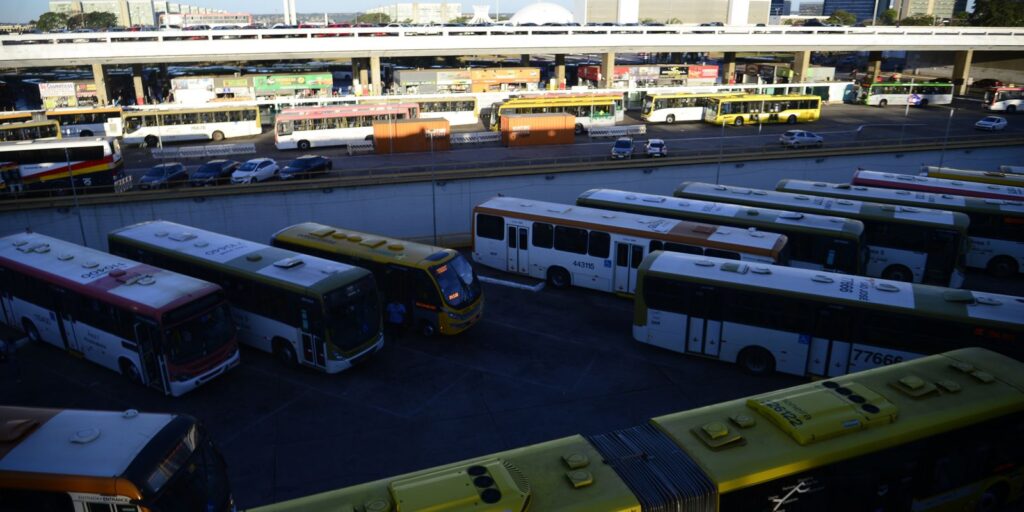 dezenas-de-onibus-de-uma-mesma-empresa-urbana-sao-apedrejados-no-df